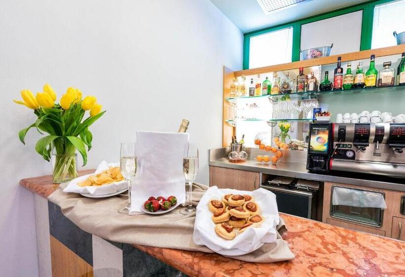 Отель West Point Airport