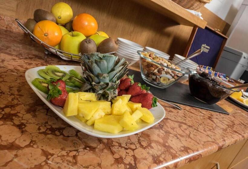 Отель West Point Airport