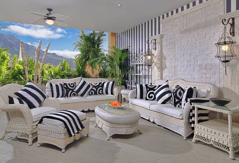 Royal Garden Villas, Luxury