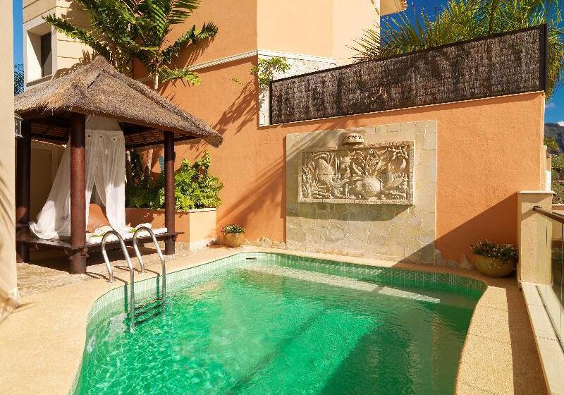 Royal Garden Villas, Luxury