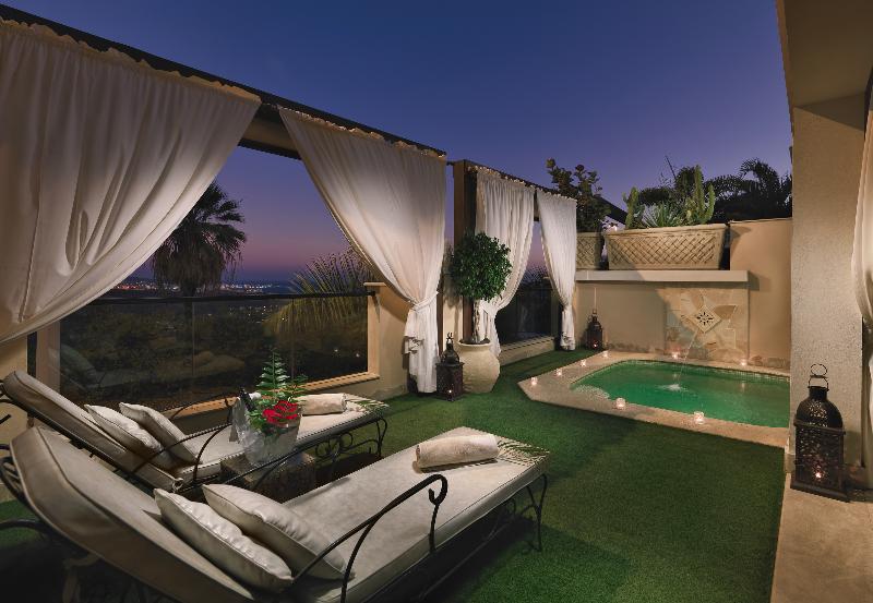 Royal Garden Villas, Luxury