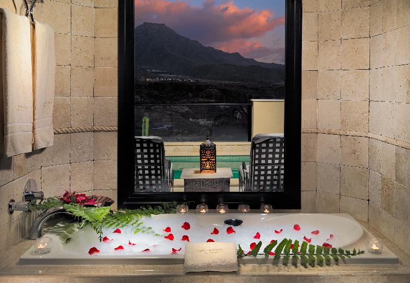 Royal Garden Villas, Luxury