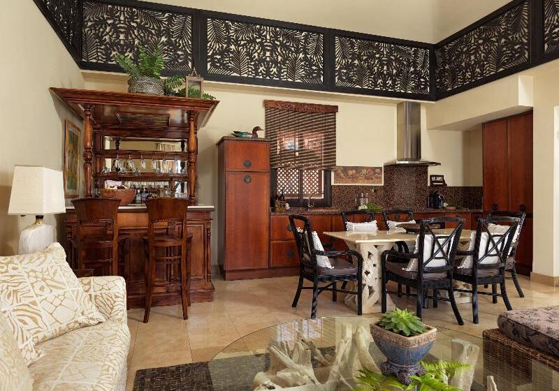 Royal Garden Villas, Luxury