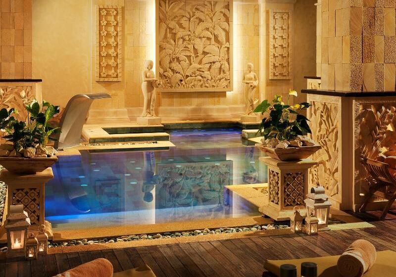 Royal Garden Villas, Luxury