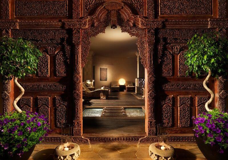 Royal Garden Villas, Luxury