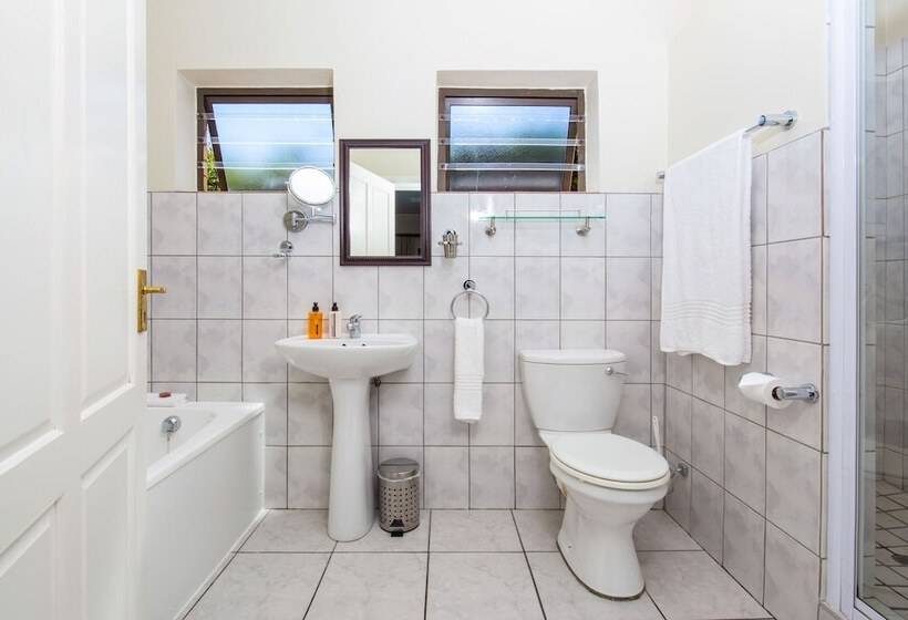 Отель Amber Guest Lodge