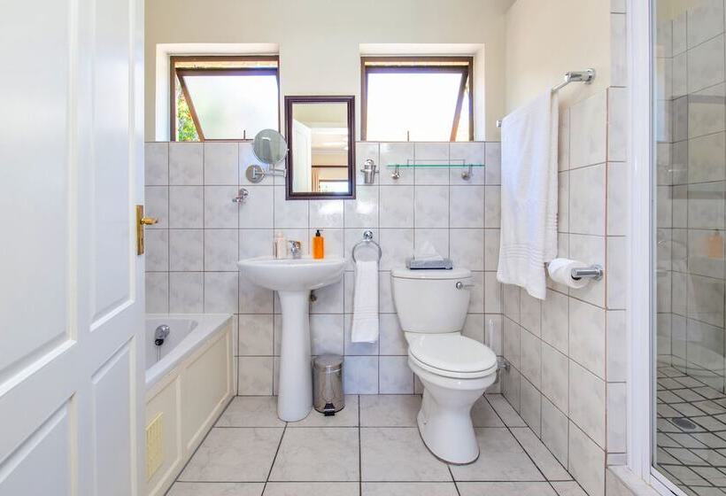 Отель Amber Guest Lodge