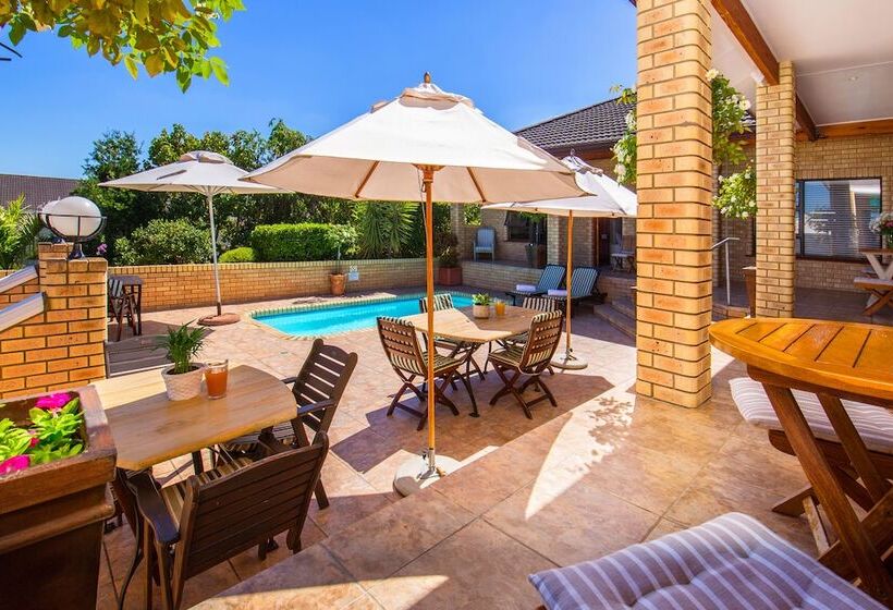 Отель Amber Guest Lodge