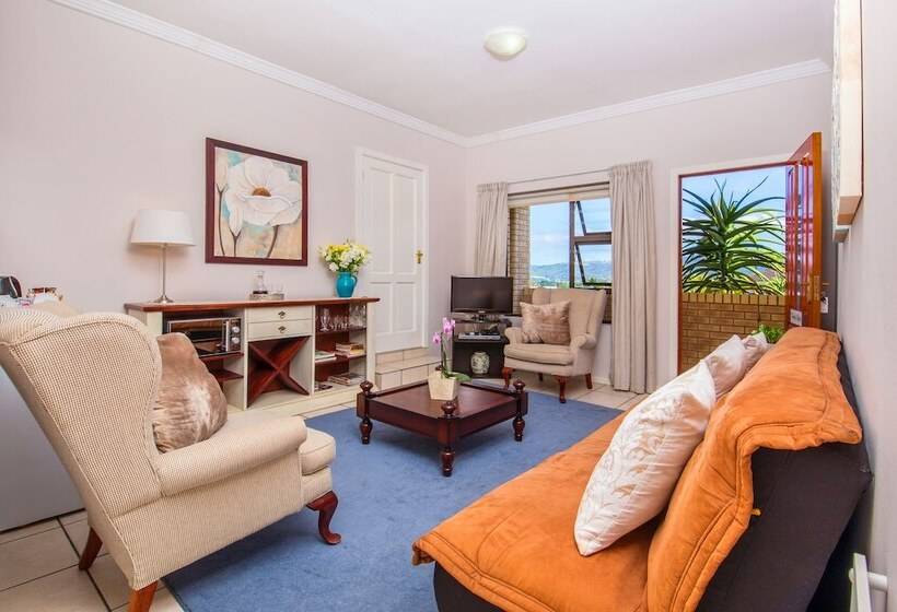 Отель Amber Guest Lodge