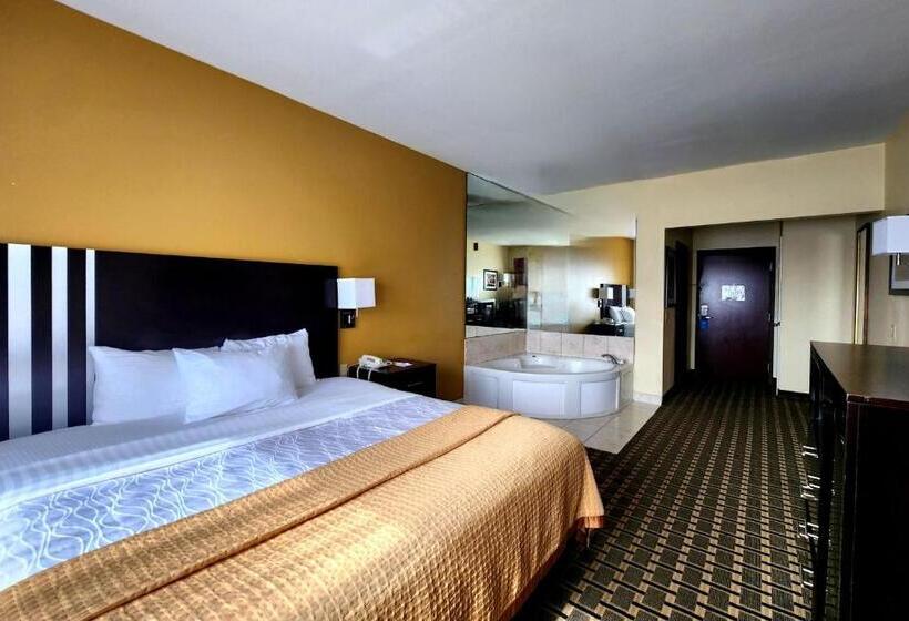 Отель Days Inn & Suites By Wyndham Sam Houston Tollway