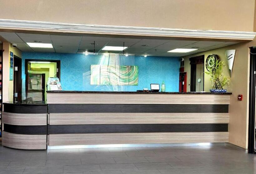 Отель Days Inn & Suites By Wyndham Sam Houston Tollway