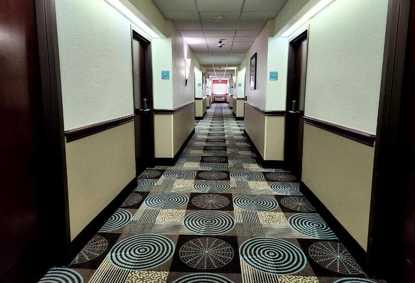 Отель Days Inn & Suites By Wyndham Sam Houston Tollway