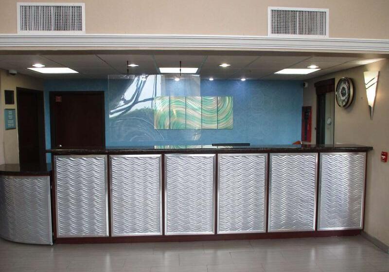 Отель Days Inn & Suites By Wyndham Sam Houston Tollway