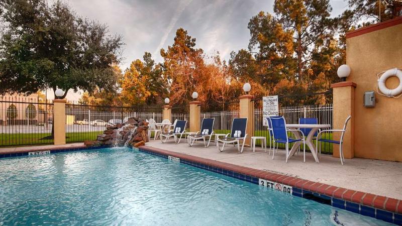 Отель Days Inn & Suites By Wyndham Sam Houston Tollway