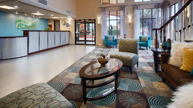 Отель Days Inn & Suites By Wyndham Sam Houston Tollway