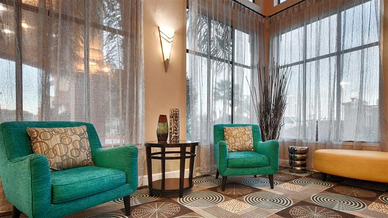 Отель Days Inn & Suites By Wyndham Sam Houston Tollway