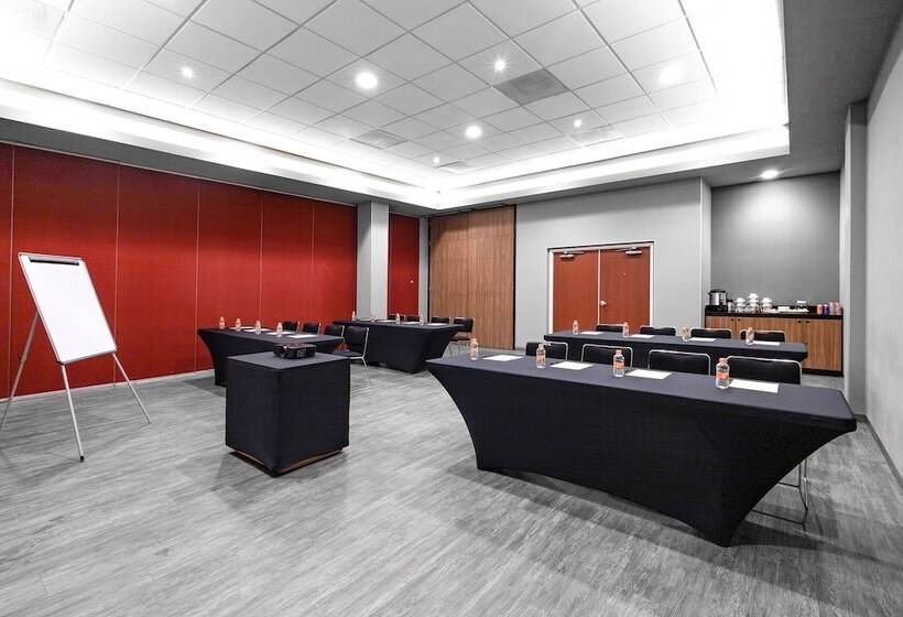 Отель City Express Plus By Marriott Guadalajara Expo