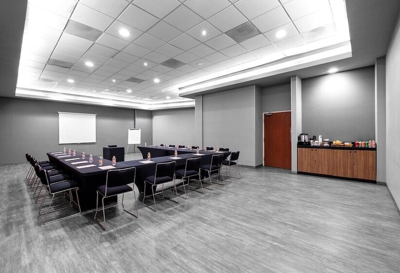 Отель City Express Plus By Marriott Guadalajara Expo