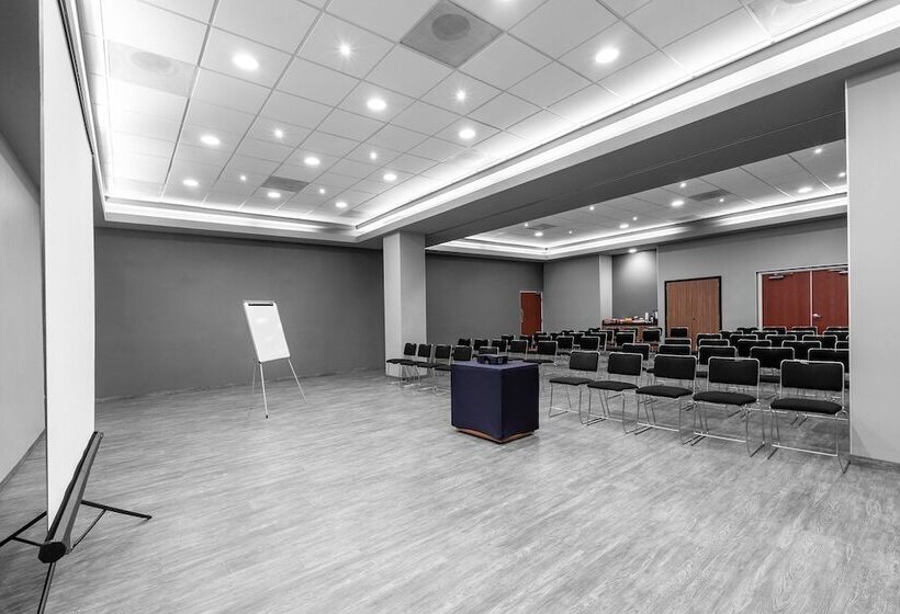 Отель City Express Plus By Marriott Guadalajara Expo