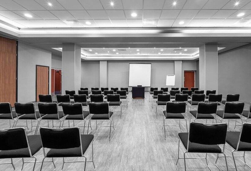 Отель City Express Plus By Marriott Guadalajara Expo