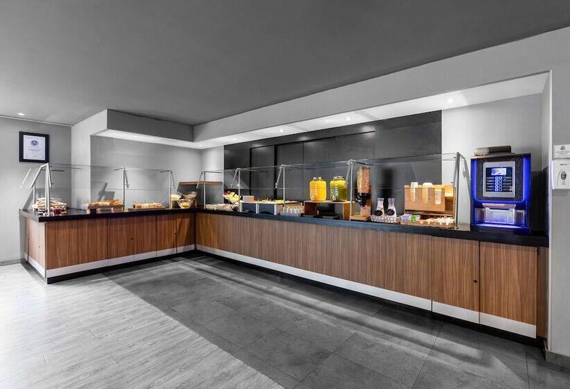 Отель City Express Plus By Marriott Guadalajara Expo