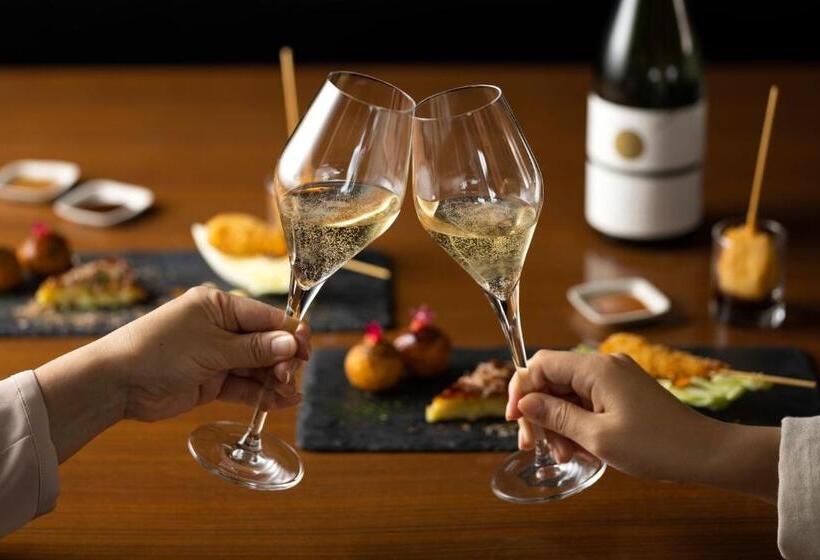 Отель Courtyard By Marriott Shin Osaka Station