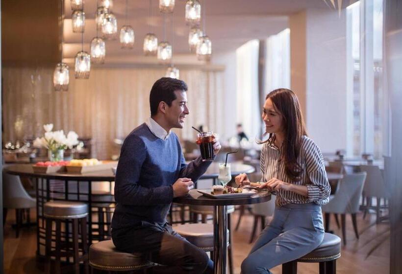 Отель Courtyard By Marriott Shin Osaka Station