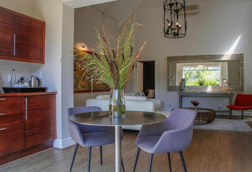 هتل Falcons View Manor