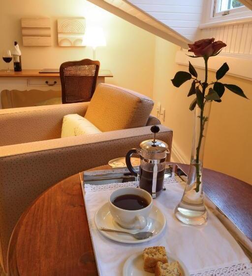 هتل Falcons View Manor