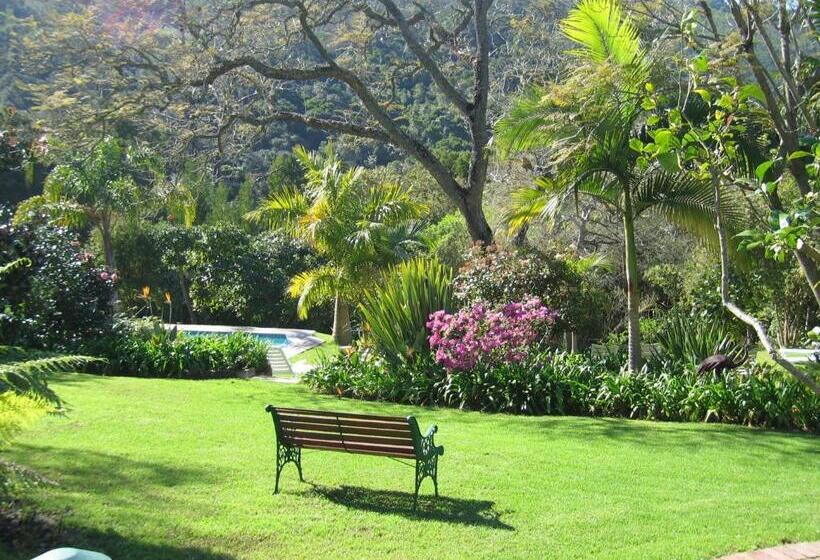 هتل Falcons View Manor