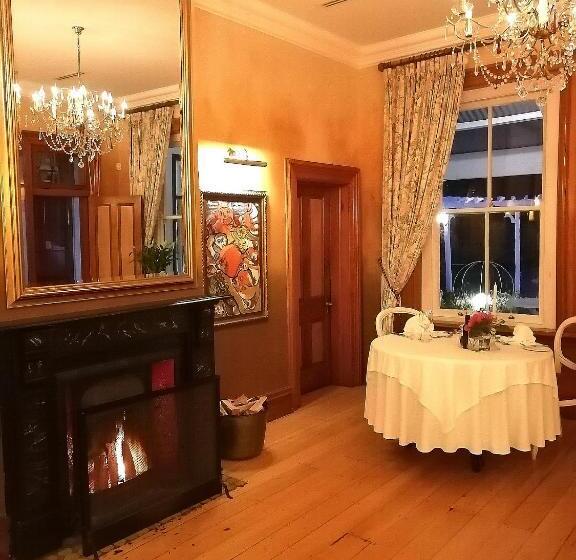 هتل Falcons View Manor