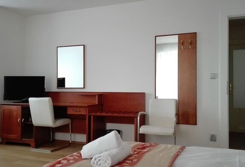 هتل Pension Jana   Domov Mládeže