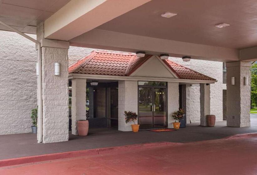 هتل Super 8 By Wyndham Savannah