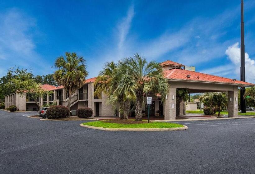 هتل Super 8 By Wyndham Savannah