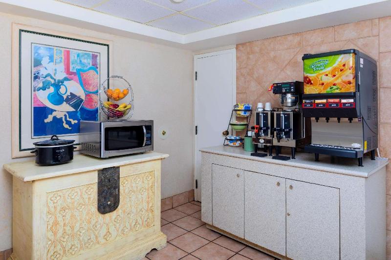 هتل Super 8 By Wyndham Savannah