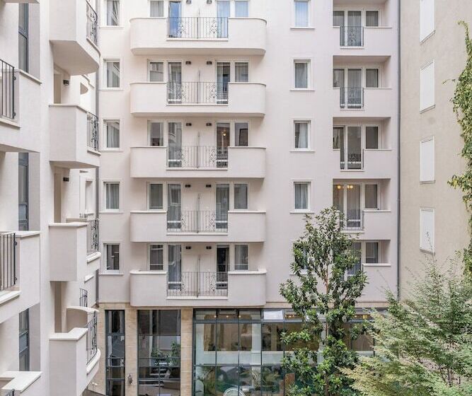 Queen S Court Hotel & Residence