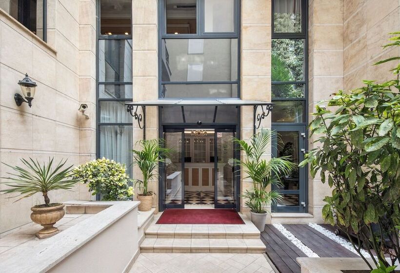 Queen S Court Hotel & Residence