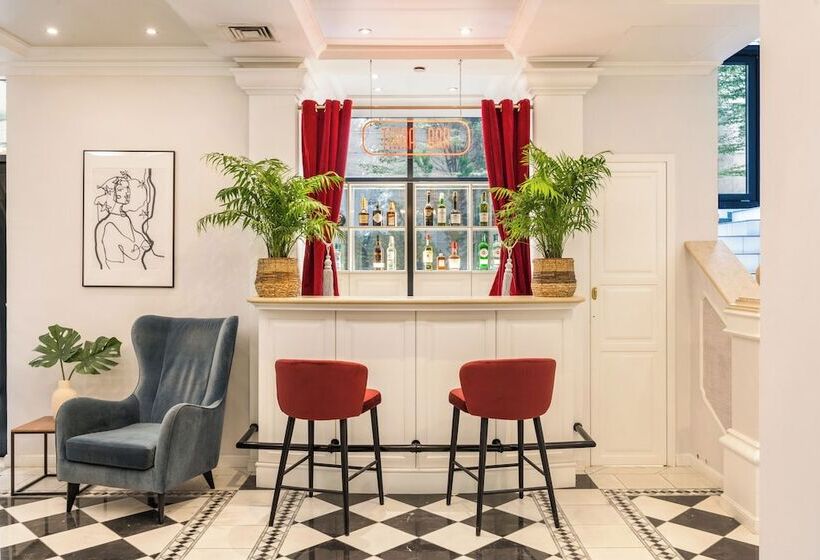 Queen S Court Hotel & Residence