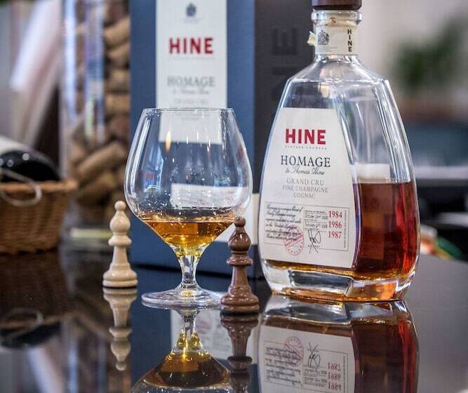 Queen S Court Hotel & Residence