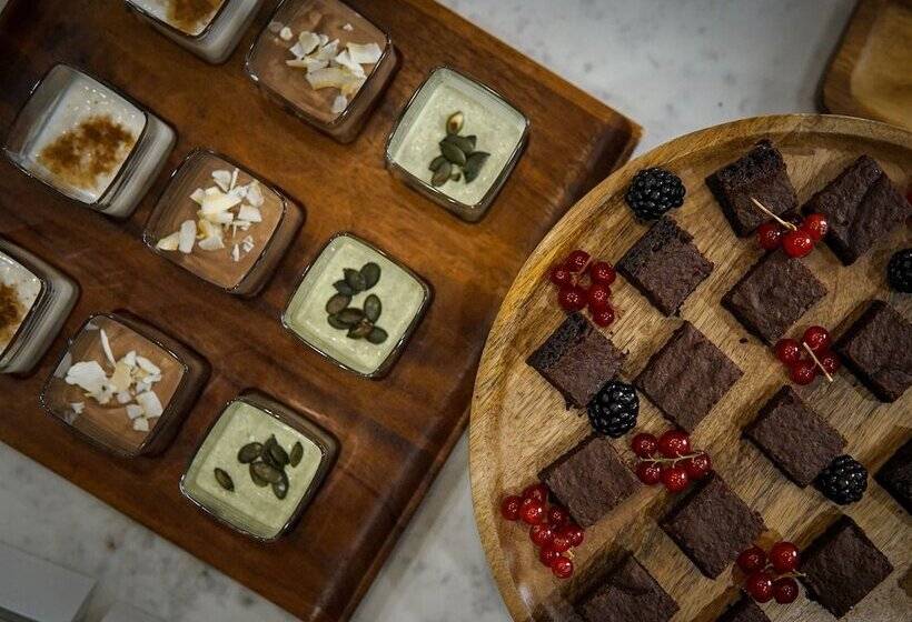 Queen S Court Hotel & Residence