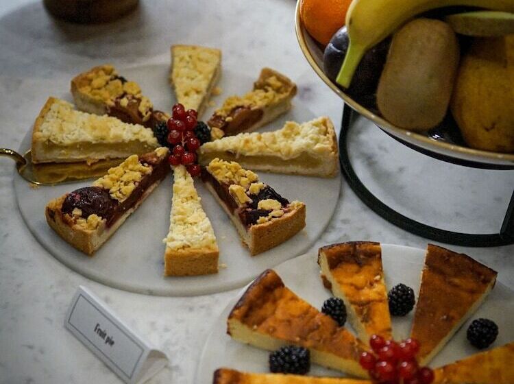 Queen S Court Hotel & Residence