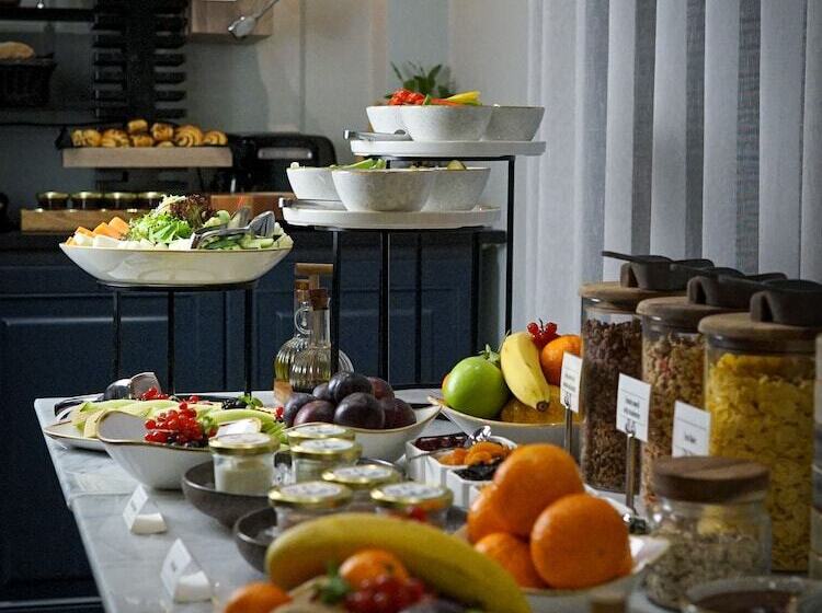 Queen S Court Hotel & Residence