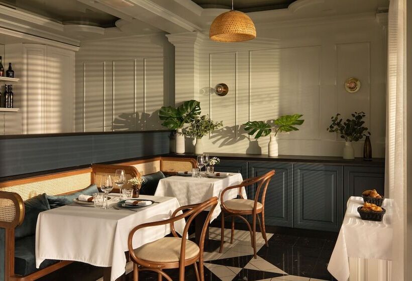 Queen S Court Hotel & Residence