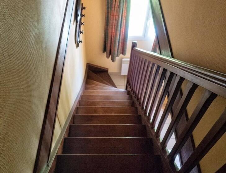 Residence Hotel Les Ducs De Chevreuse Avec Hébergement, Repas & Pdj, Séminaire, Bureau & Parking