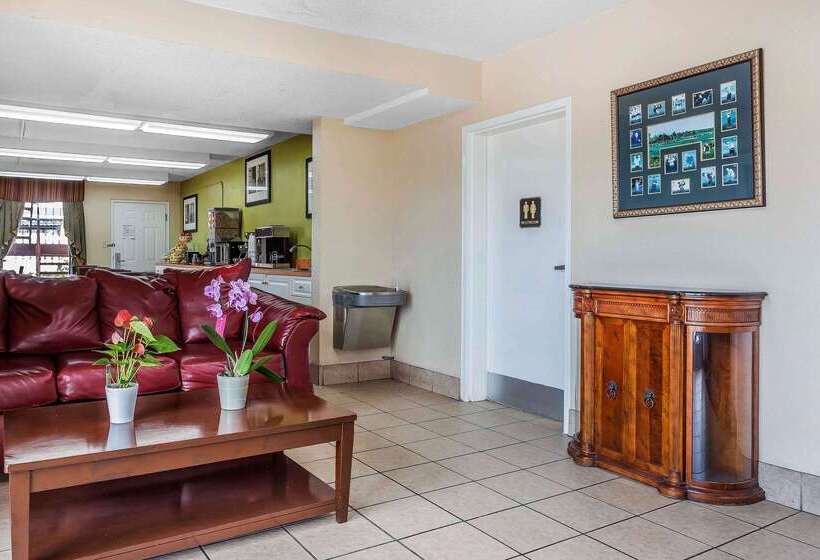 בית מלון כפרי Rodeway Inn