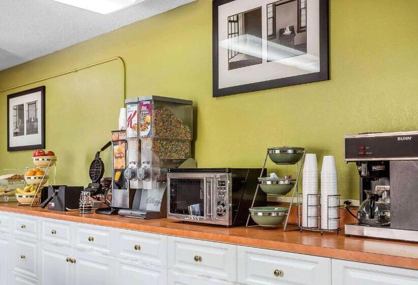 בית מלון כפרי Rodeway Inn