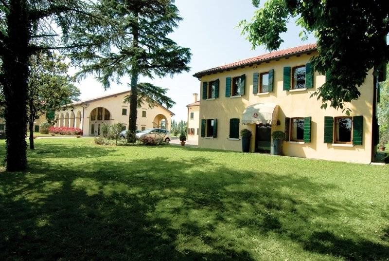 Отель Venice Resort Airport