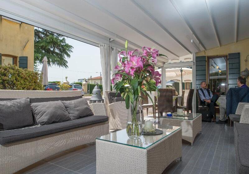 Отель Venice Resort Airport