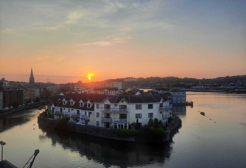 هتل Waterford Marina