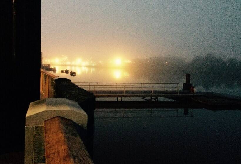 هتل Waterford Marina